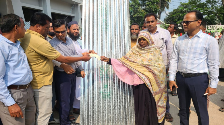 ফুলবাড়ীতে ঝড়–শিলাবৃষ্টিতে ক্ষতিগ্রস্তদের মাঝে টিন ...