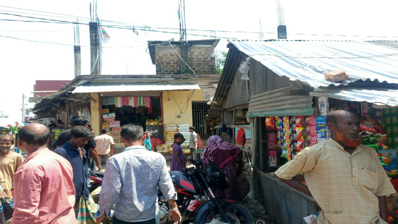 চুনারুঘাট পৌরশহরে রাস্তা দখল করে গড়ে ওঠা ৫০টি স্থা...