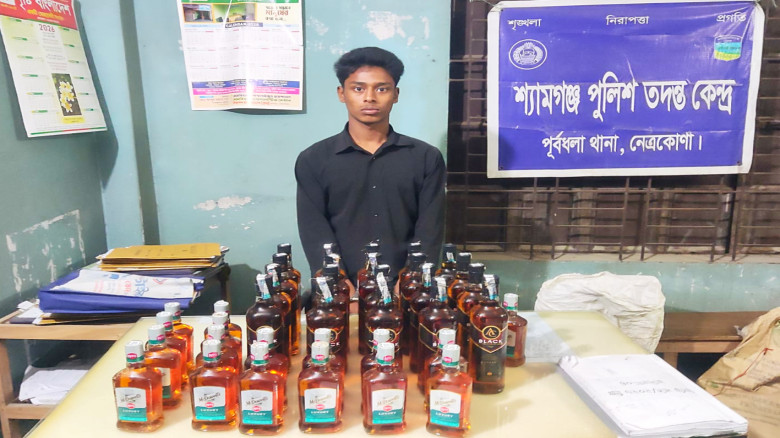 যাত্রীবাহী বাসে রাতের অভিযান, ৩৮ বোতল ভারতীয় মদসহ ...