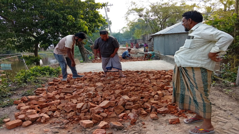 গাংনীতে স্ব উদ্যোগে রাস্তা মেরামত...
