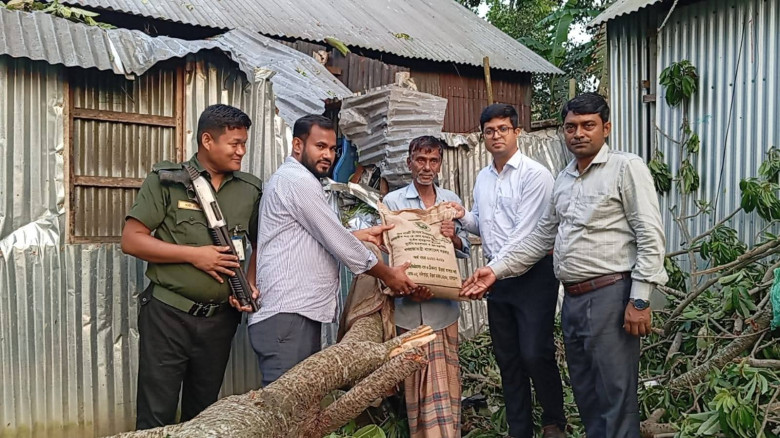 কালবৈশাখী ঝড়ে ক্ষতিগ্রস্তদের পাশে কসবা উপজেলা প্রশ...