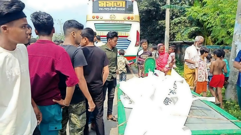 নকলায় বাসের ধাক্কায় ঘটনাস্থলে নিহত ট্রাক্টর চালক, ...