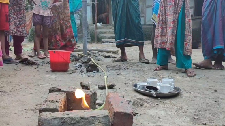 রাঙ্গাবালীতে নলকূপ থেকে গ্যাস নির্গত হয়ে আগুন জ্বল...