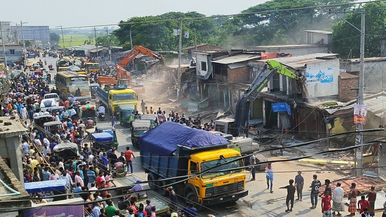কেশরহাট বাজারে সওজের উচ্ছেদ অভিযান...