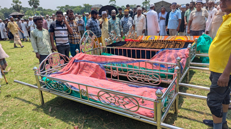 গোপালগঞ্জে পাশাপাশি কবরে চিরশায়িত মা-তিন মেয়েসহ পা...