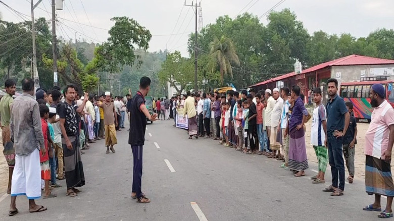 ইসলামের খুনিদের ফাঁসির দাবিতে মানববন্ধনে বক্তারা...