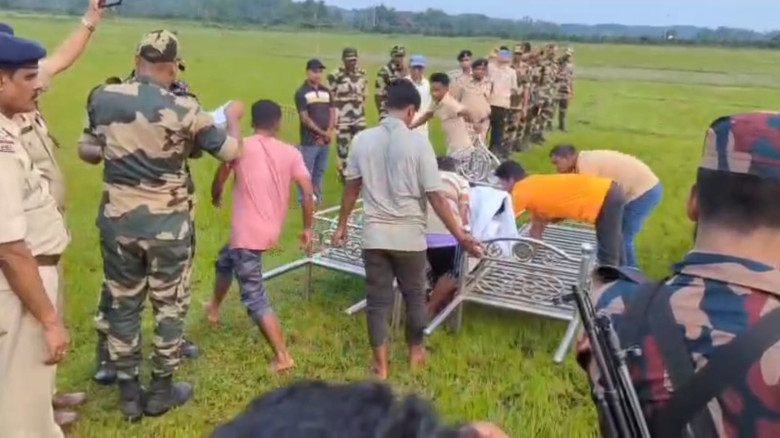 কসবায় বিএসএফের গুলিতে নিহত দু’জনের লাশ হস্তান্তর...