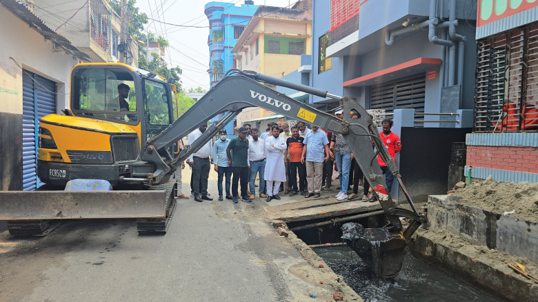 রাজশাহী মহানগরীর জলাবদ্ধতা নিরসনে মাঠে তৎপর রাসিক ...
