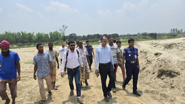 পীরগঞ্জে টাঙ্গন নদী থেকে অবৈধ বালু উত্তোলন, ইজারাদ...