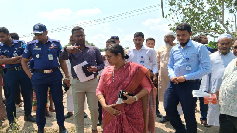 পাংশায় খাল খনন কার্যক্রম পরিদর্শন করলেন জেলা প্রশা...