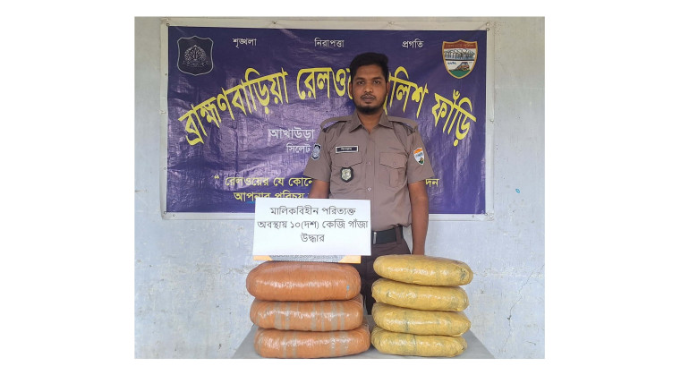 ব্রাহ্মণবাড়িয়ায় এসপির নির্দেশে থামানো হলো ট্রেন, ট...