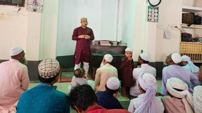 মসজিদে গিয়ে মাদক-জুয়া-ইভটিজিং রোধে সচেতন করছেন ওসি...
