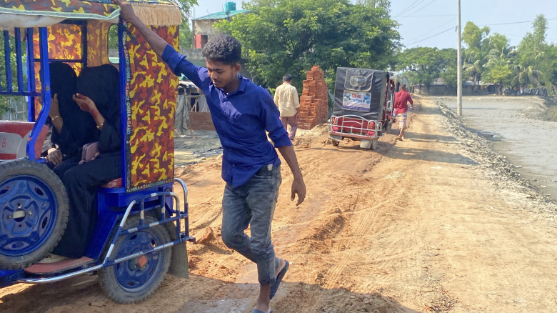 পেকুয়ায় ৫ সড়ক উন্নয়নে ৩০ কোটি টাকার প্রকল্প অন...