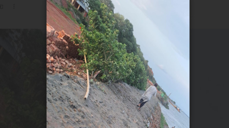 বাটা শ্রমিকদের স্বেচ্ছাশ্রমে পুনর্নির্মাণ হলো বেড়ি...