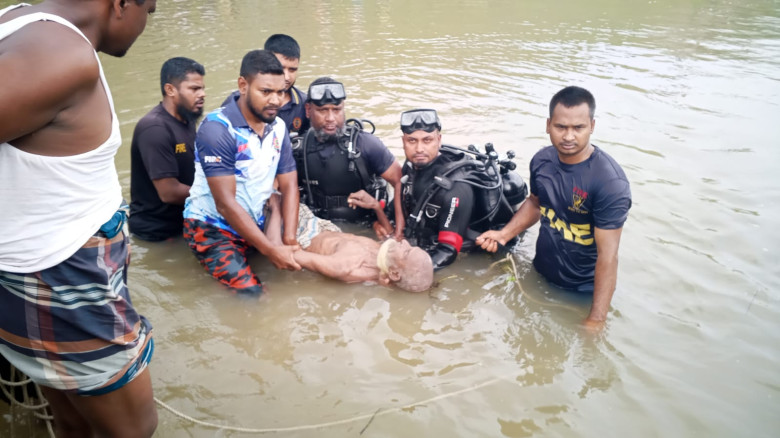 মানবিকতায় প্রশংসিত রংপুর ফায়ার সার্ভিসের ডুবুরি দল...