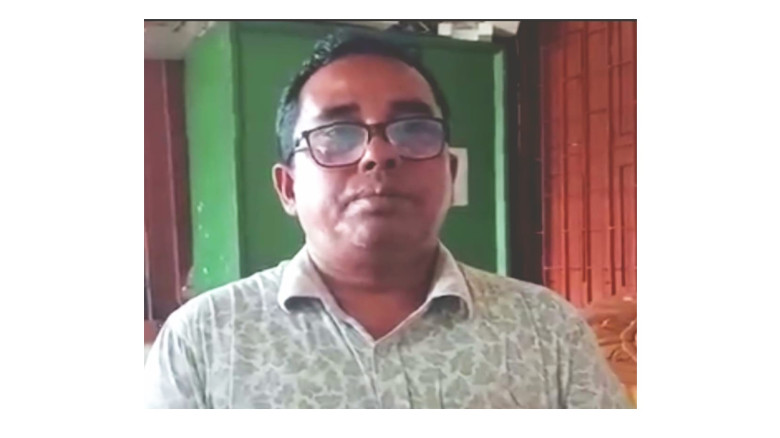 নতুন কর্মস্থলেও ঘুষ নেওয়ার ভিডিও ভাইরাল, তোলপাড় নে...