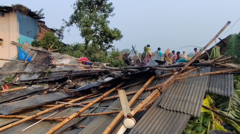 নওগাঁর পত্নীতলায় ঝড়ের তান্ডবে লন্ডভন্ড বাড়িঘর...