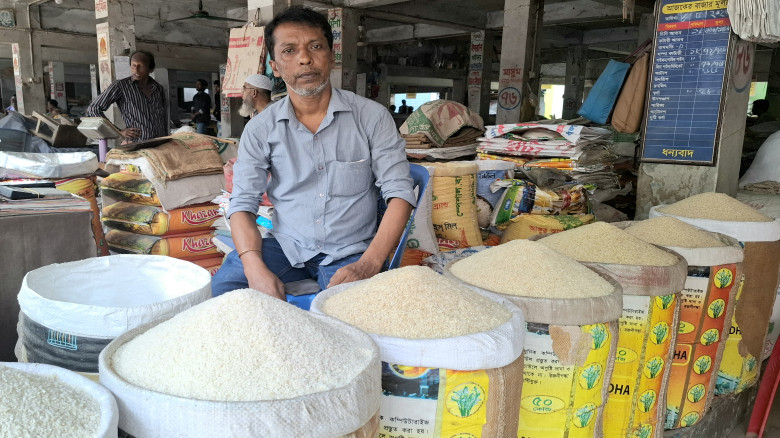 ভরা মৌসুমে নওগাঁয় বাড়ল চালের দাম...