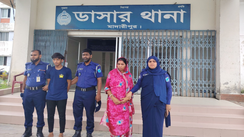 ডাসারে পৃথক অভিযানে ইয়াবাসহ দুই মাদক ব্যবসায়ী গ্রে...