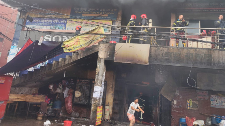 বিজয় সরণির কলমিলতা বাজারে লাগা আগুন নিয়ন্ত্রণে...
