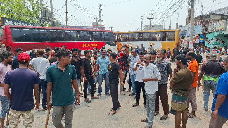 বাসচালকে মারধরের জেরে নওগাঁয় দূরপাল্লার বাস চলাচল ...