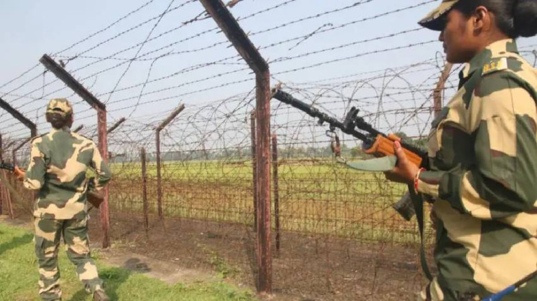 বাংলাদেশ সীমান্তে কাঁটাতারের বেড়া দিতে বিএসএফকে জ...