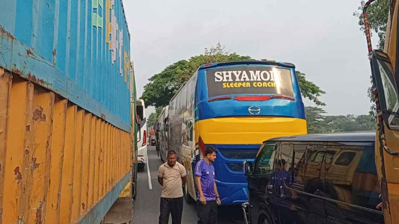 ঢাকা-চট্টগ্রাম মহাসড়কে দীর্ঘ যানজট...