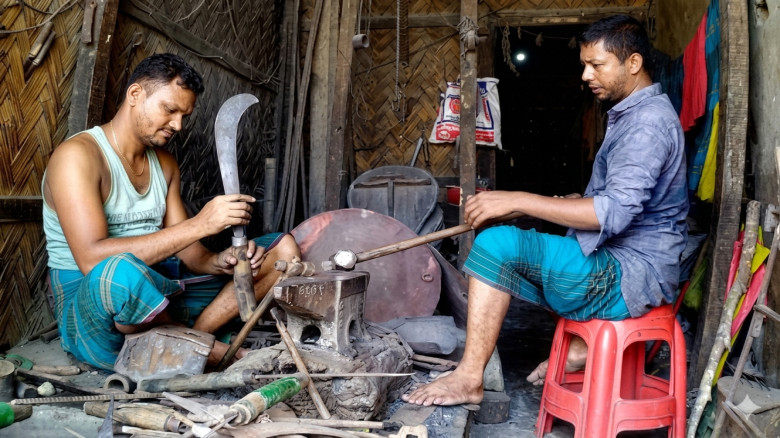 সুনামগঞ্জে কামার পল্লীতে নেই আগের মতো কাজ, কর্মহীন...