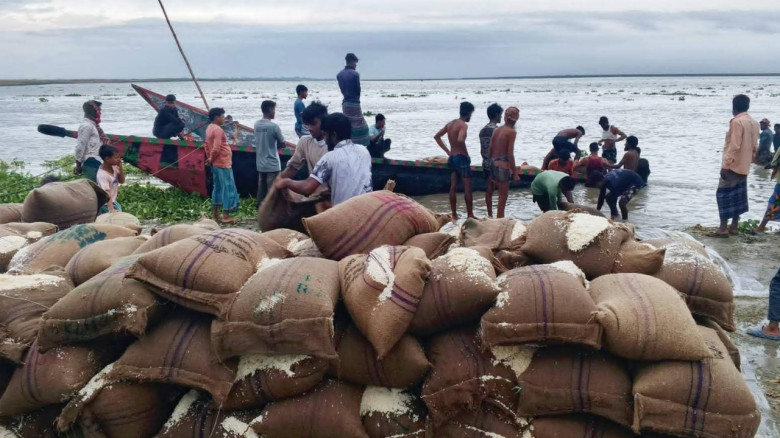 ব্রহ্মপুত্র নদে ডুবল ভিজিএফের চালবোঝাই দুই নৌকা...