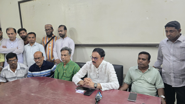 ফরিদপুরে সংবাদ সম্মেলন করে কোতোয়ালি থানার ওসির প্র...