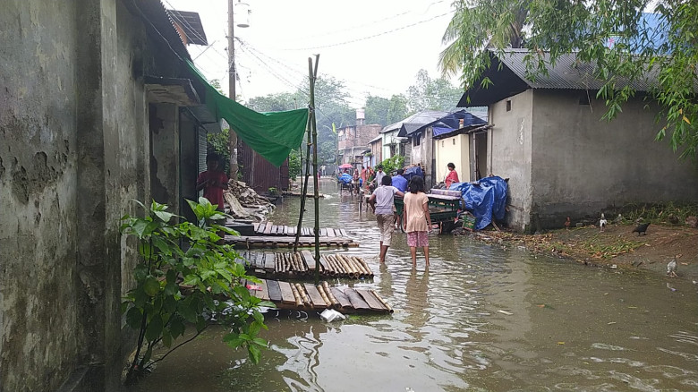 সারিয়াকান্দিতে ড্রেন খুঁড়ে রাখায় চরম দুর্ভোগ, ক্ষো...