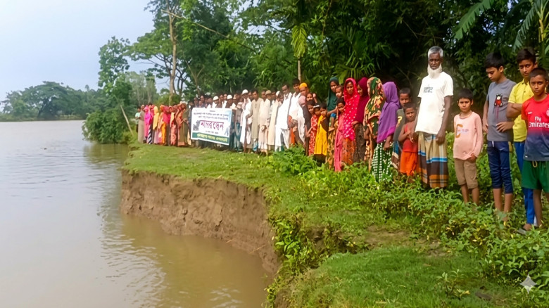 ভাঙনে বিলীনের পথে বারহাট্টার কয়েকটি গ্রাম, মানববন্...