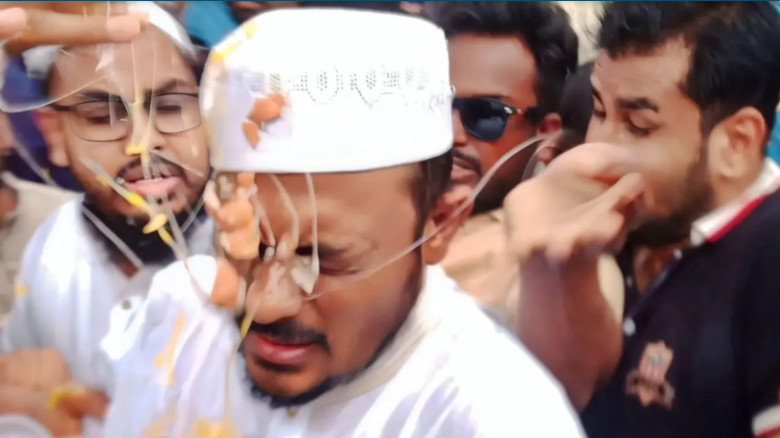 নাসীরুদ্দীন পাটওয়ারীর ওপর ডিম নিক্ষেপ, হামলা...