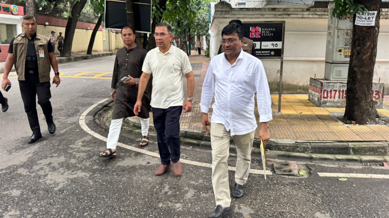ছুটির দিনে হেঁটে বিএনপির গুলশান কার্যালয়ে তারেক রহ...