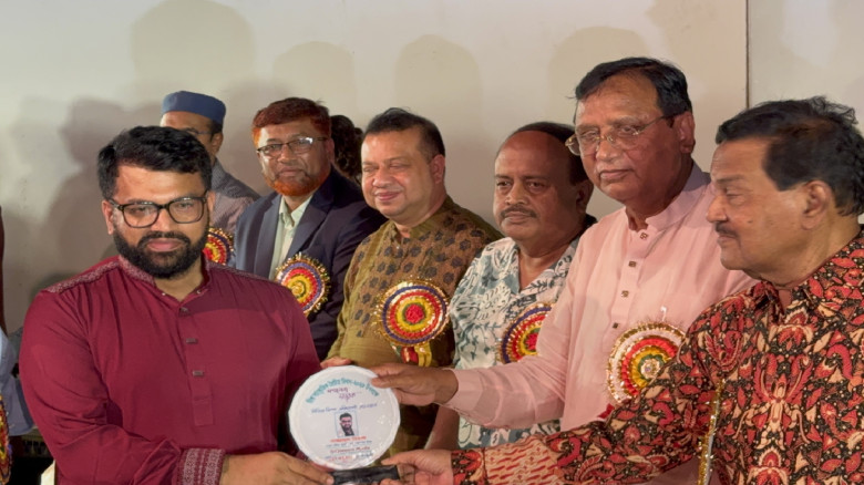 মিডিয়া ভিশন এক্সিলেন্ট অ্যাওয়ার্ড পেলেন যুবদল নে...