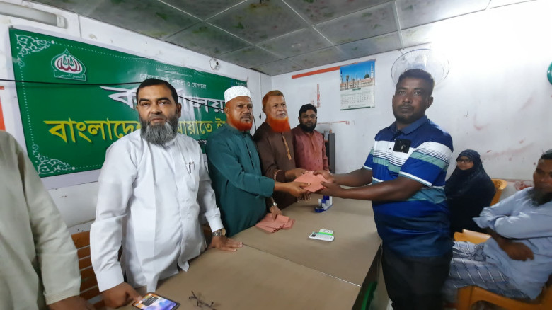 নওগাঁয় জুলাই শহীদ পরিবারের মাঝে জামায়াতের নগদ ঈদ উ...
