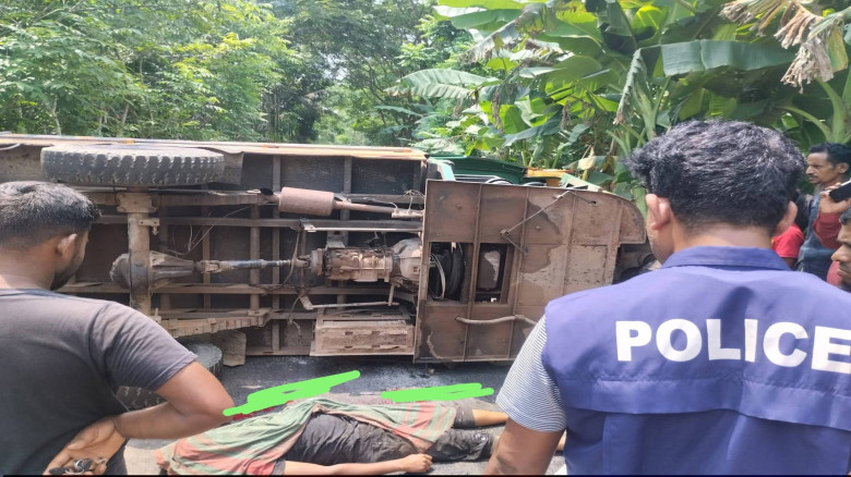 নলছিটিতে ট্রলি উল্টে মালিক নিহত, চালক গুরুতর আহত...