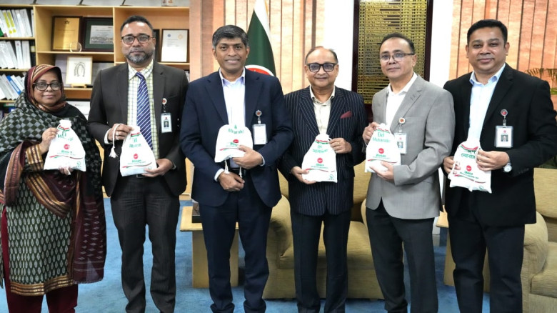 ঈদুল আযহা উপলক্ষে বিমানের যাত্রীদের জন্য উপহার ও ব...