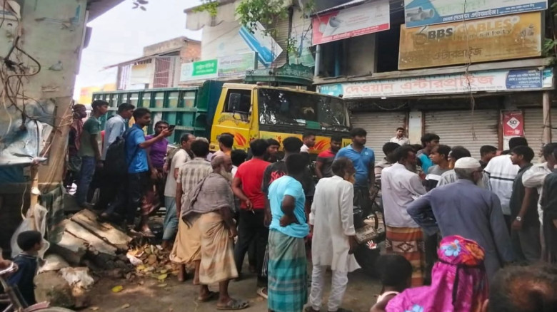 নলডাঙ্গায় ট্রাকচাপায় এক ভ্যান চালক নিহত,আহত ১...