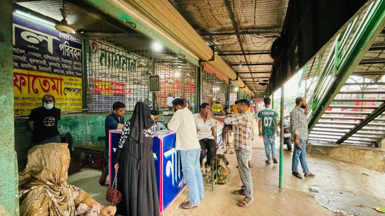 নাড়ির টানে ঘরমুখো সাভার-আশুলিয়ার শ্রমজীবী মানুষ: ম...