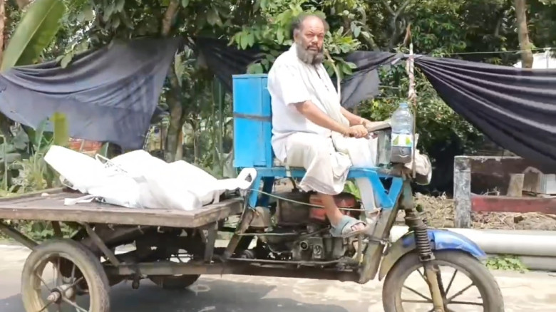 রাজাপুরে মহাসড়কে ভেকুর ধাক্কায় প্রাণ গেল ব্রাক কর্...