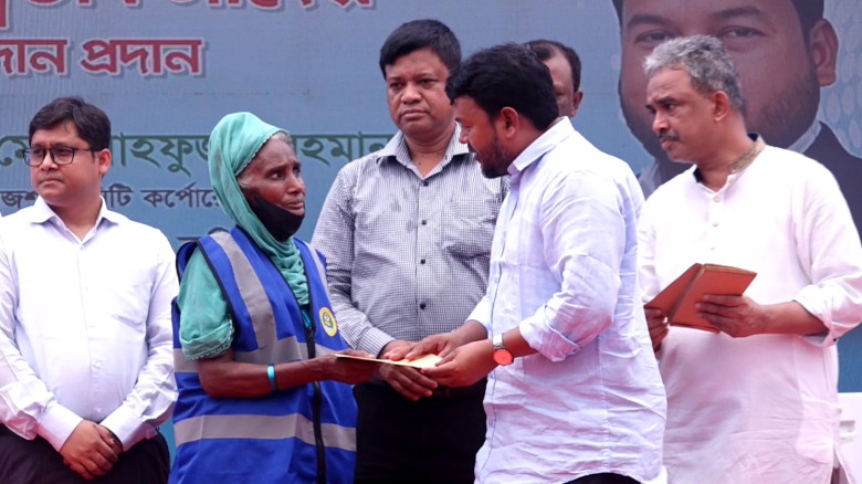 প্রধানমন্ত্রীর ঈদ উপহার পেলেন রাসিকের ১২৩৭ পরিচ্ছন...