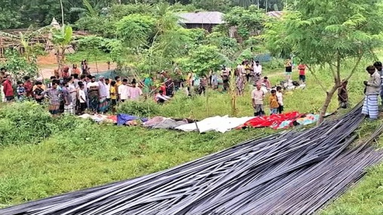 টাঙ্গাইলের মহাসড়কে নিয়ন্ত্রণ হারিয়ে ট্রাক খাদে পড়ে...