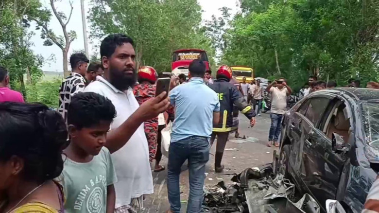গোপালগঞ্জে যাত্রীবাহী বাস, মাইক্রোবাস ও প্রাইভেটকা...