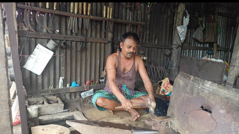 টুং-টাং শব্দে মুখরিত হাট-বাজার, রাতভর চলছে দা-ছুরি...
