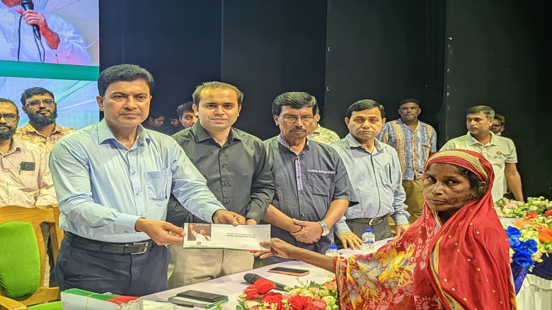 পরিচ্ছন্নতা কর্মীরা নিজেদের আরাম ত্যাগ করে নগরীকে ...
