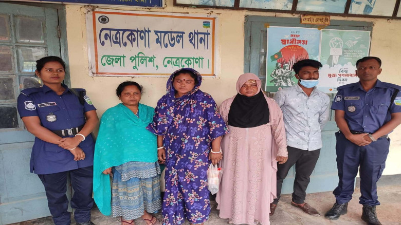 আবাসিক ফ্ল্যাটে দেহ ব্যবসার আসর;পুলিশের অভিযানে খদ...