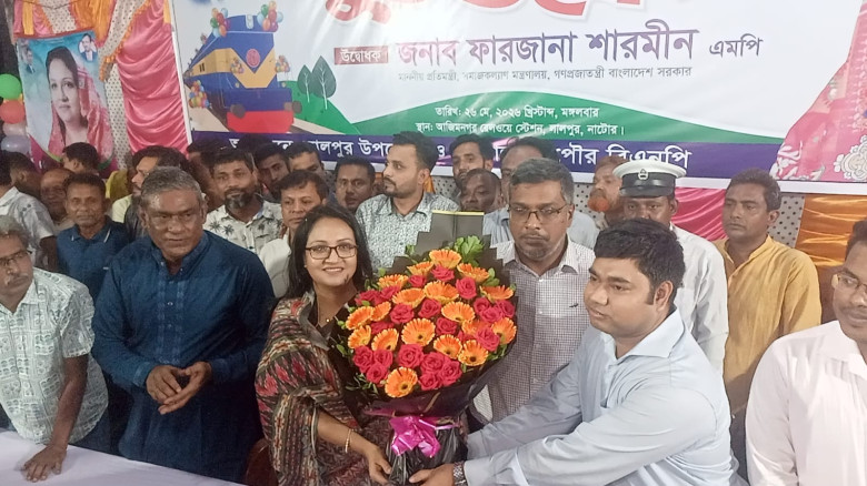 আজিমনগর স্টেশনে চিলাহাটি এক্সপ্রেসের যাত্রাবিরতি, ...