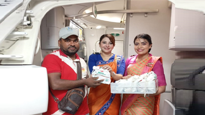 বিমানের যাত্রীদের মাঝে উপহার সামগ্রী বিতরণ ও বিশেষ...