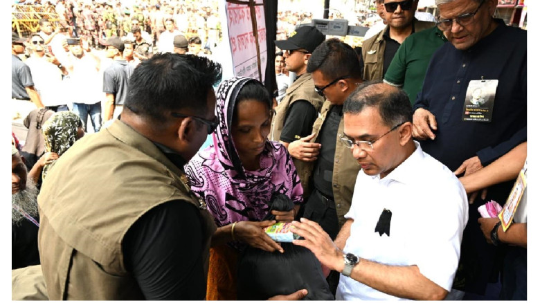 বিএনপি কার্যালয়ের সামনে দুঃস্থদের মাঝে প্রধানমন্ত্...
